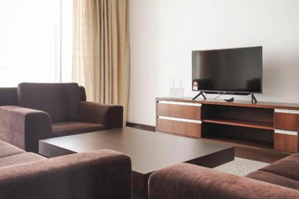 Bay Resort Condominium 3-Bedrooms With Swimming Pool Near The Seaside Miri Eksteriør billede